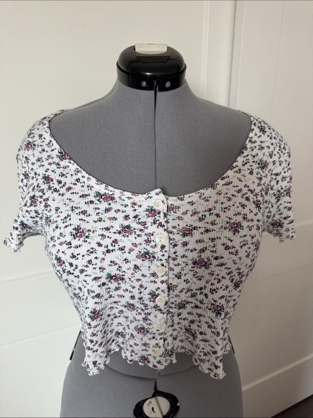 Anchor Blue White Floral Button-Front Ribbed Crop Top